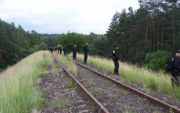 policjanci na torach kolejowych