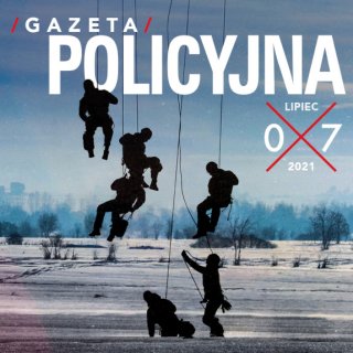 Fragment okładki lipcowego numeru Gazety Policyjnej przedstawiający zjeżdżających na linach kontrterrorystów.