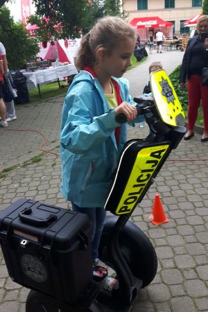 dziewczynka jeździ na segwayu