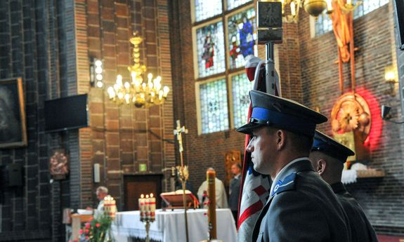 policjanci w kościele