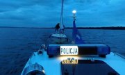 policyjna łódka na wodzie