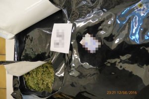Policjanci zatrzymali dwóch mężczyzn i zabezpieczyli ponad 17 kilogramów narkotyków