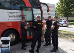 policjanci przed ambulansem