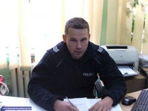 policjant siedzi przy biurku