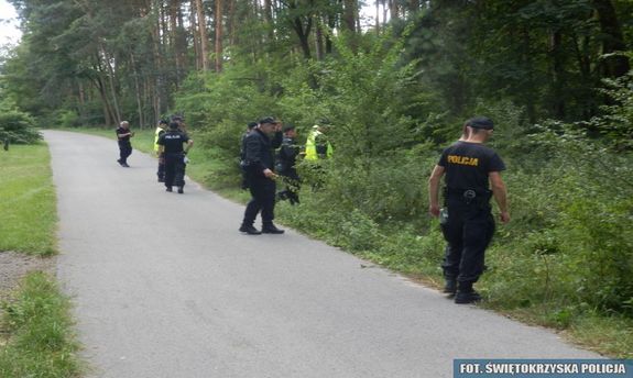 Policjanci poszukujący zaginionej