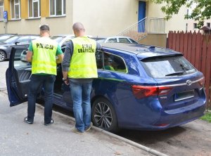 samochód i policjanci