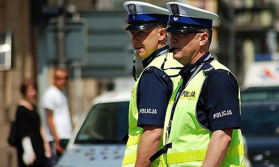 Policjanci ruchu drogowego na drodze