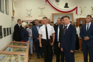 Szef MSWiA i Komendant Główny Policji podczas uroczystej inauguracji roku szkolnego