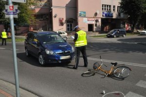 Kierujący oplem nie zauważył rowerzysty. Zdarzenie zarejestrował miejski monitoring