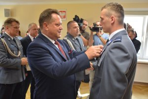 Podpisanie porozumienia dotyczącego utworzenia nowego posterunku Policji i wręczenie odznaczeń funkcjonariuszom ratującym ludzkie życie