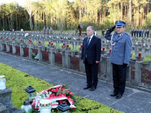 Komendant Stołeczny Policji złożył hołd pomordowanym w Palmirach