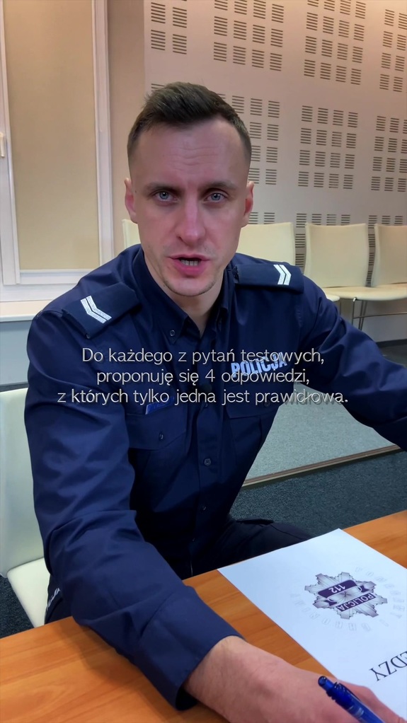 Policjant pracuje z dokumentem.