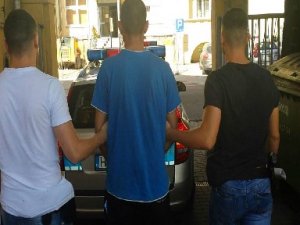 policjanci prowadzą zatrzymanego