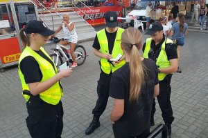 Pierwsze patrole młodych policjantów, jeszcze pod okiem starszych służbą koleżanek i kolegów.