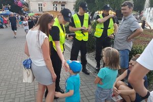 Wspólnie ze starszymi służbą policjantami słuchacze ze Szkoły Policji w Słupsku podejmują swoje pierwsze czynności podczas służby patrolowej.