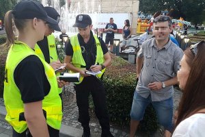 Wspólnie ze starszymi służbą policjantami słuchacze ze Szkoły Policji w Słupsku podejmują swoje pierwsze czynności podczas służby patrolowej.