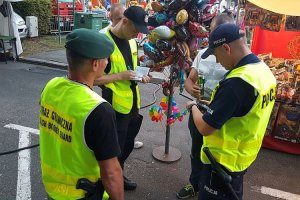 Wspólnie ze starszymi służbą policjantami słuchacze ze Szkoły Policji w Słupsku podejmują swoje pierwsze czynności podczas służby patrolowej.