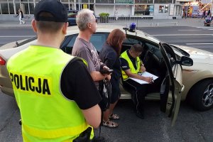 Pierwsze patrole młodych policjantów, jeszcze pod okiem starszych służbą koleżanek i kolegów.