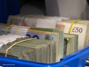 Udaremniono wyłudzenie 370 mln złotych podatku VAT na fikcyjnym obrocie platyną