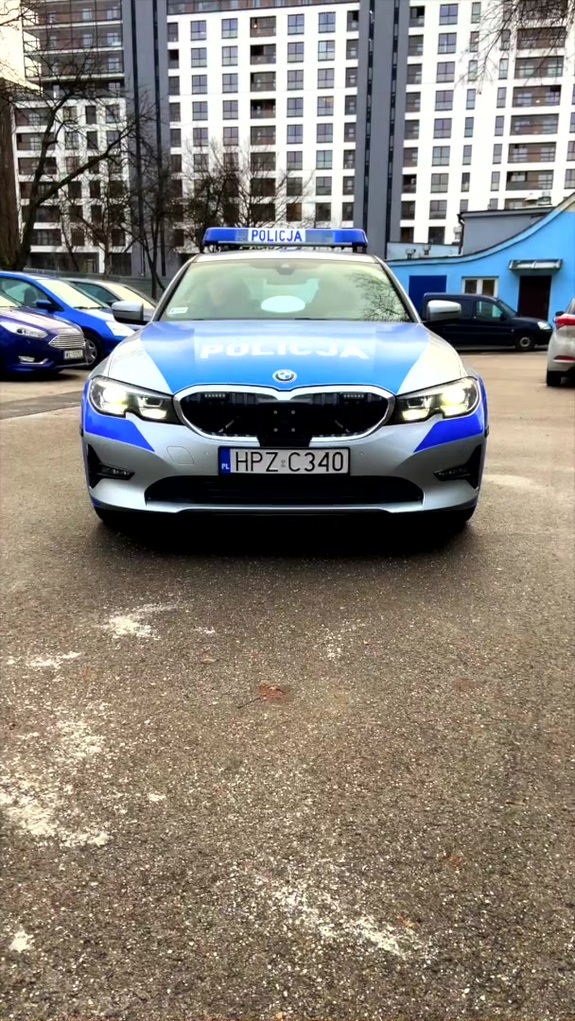 Oznakowany radiowóz BMW.