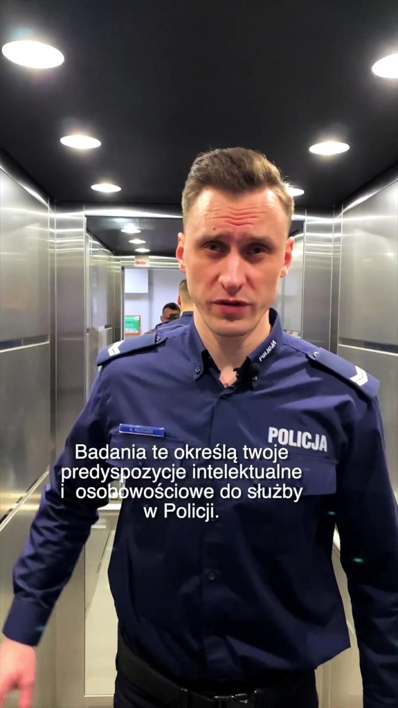 Policjant idzie korytarzem.