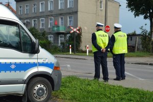 Policjanci pomogli kierującej, której auto zaczęło się palić przed przejazdem kolejowym