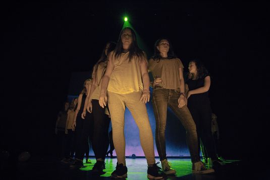 Wrocławscy gimnazjaliści na deskach Teatru Polskiego w spektaklu promującym życie wolne od uzależnień