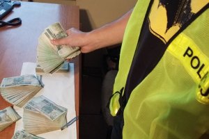 policjant liczy pieniądze