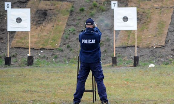 policjant strzela do tarcz