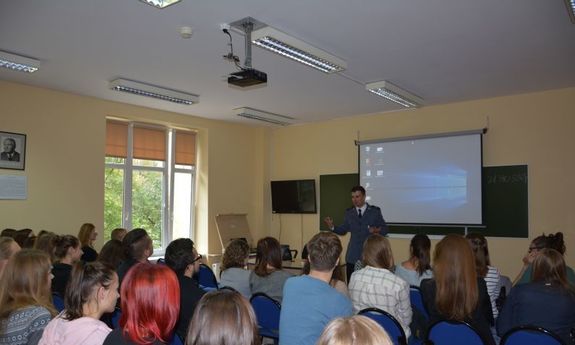 Policjanci spotykają się ze studentami I roku i rozmawiają o bezpieczeństwie – wśród ważnych tematów prawa człowieka i przeciwdziałanie handlowi ludźmi