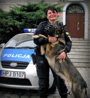 St. sierż. Marzena Pniewska z psem służbowym