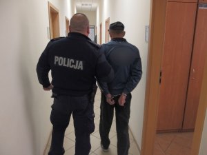 zatrzymany prowadzony przez policjanta