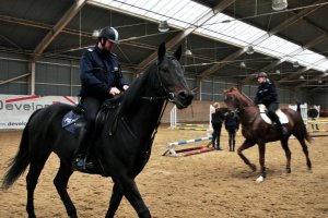 Policjanci podczas szkolenia Zespołów Konnych