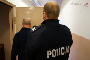 zatrzymany podejrzany i policjant