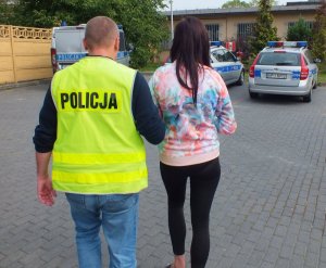 policjant prowadzi zatrzymaną