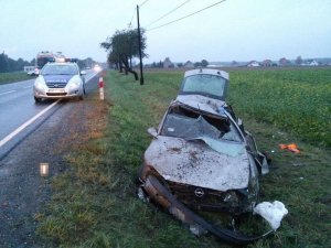 rozbity opel i policyjny radiowóz