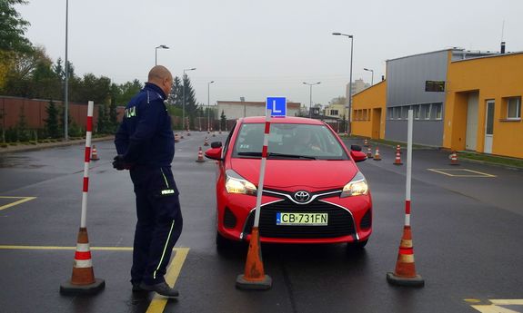 policjant przy samochodzie