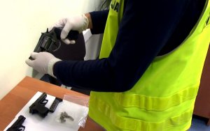 policjant zabezpiecza broń i amunicję