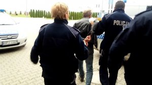 zatrzymany prowadzony przez policjantów