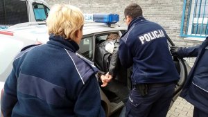 zatrzymany prowadzony przez policjantów