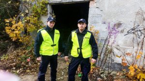 policjanci sprawdzają pustostan