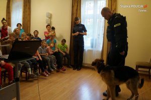 policjanci z podopiecznymi Fundacji Pomocy Dzieciom w Żywcu