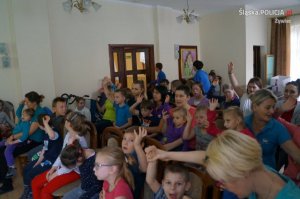 policjanci z podopiecznymi Fundacji Pomocy Dzieciom w Żywcu
