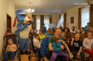 policjanci z podopiecznymi Fundacji Pomocy Dzieciom w Żywcu