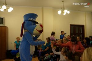 policjanci z podopiecznymi Fundacji Pomocy Dzieciom w Żywcu