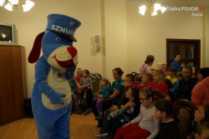 policjanci z podopiecznymi Fundacji Pomocy Dzieciom w Żywcu