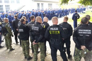 Polscy policjanci wracają z Węgier