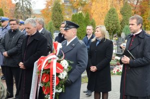 przedstawiciele służb mundurowych i instytucji państwowych oddają hołd zmarłym