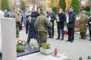 przedstawiciele służb mundurowych i instytucji państwowych oddają hołd zmarłym