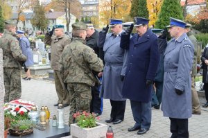 przedstawiciele służb mundurowych i instytucji państwowych oddają hołd zmarłym